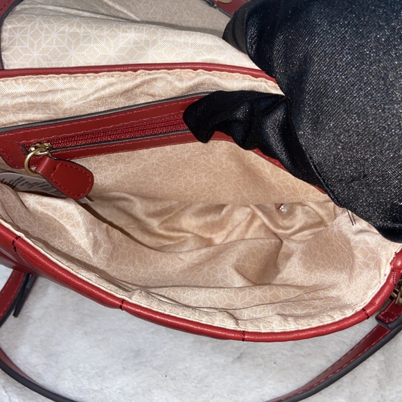 Elegant Red Quilted Shoulder Bag - Picture 11 of 13